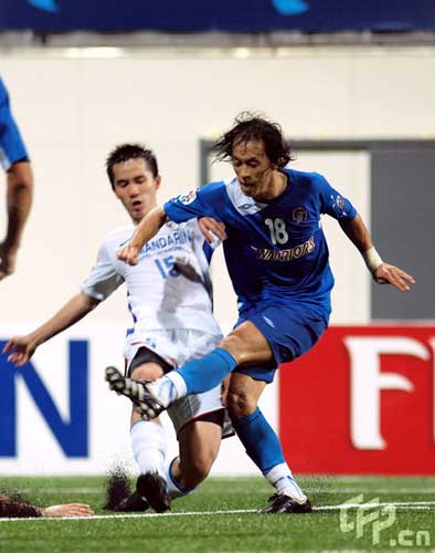 Park Tae Won (R) of Singapore Armed Forces FC is challenged by Shen Longyuan (L) of Shanghai Shenhua during the AFC Champions League Group G match between the Singapore Armed Forces FC and Shanghai Shenhua at Jalan Besar Stadium on May 5, 2009 in Kallang, Singapore.