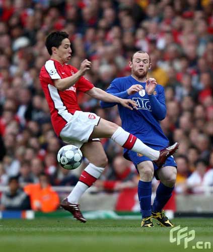 Arsenal's Samir Nasri (L) and Manchester United's Wayne Rooney battle for the ball.