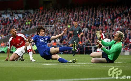 Manchester United's Ji-Sung Park scores the opening goal of the game.