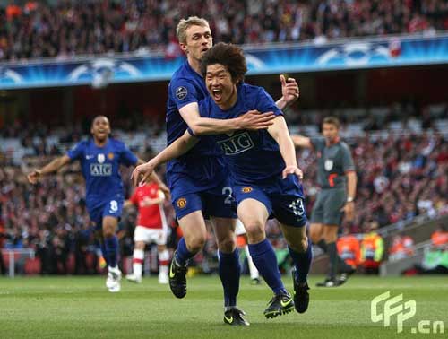 Manchester United's Ji-Sung Park celebrates scoring the opening goal of the game
