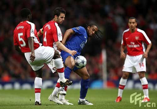 Arsenal's Francesc Fabregas and Manchester United's Oliveira Anderson battle for the ball. 
