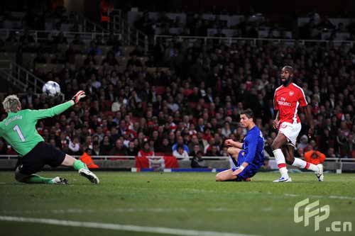 Cristiano Ronaldo of Manchester United shoots and scores the third goal of the game during the UEFA Champions League Semi Final Second Leg match between Arsenal and Manchester United at Emirates Stadium on May 5, 2009 in London, England.