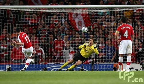 Arsenal's Robin Van Persie scores from the penalty spot.