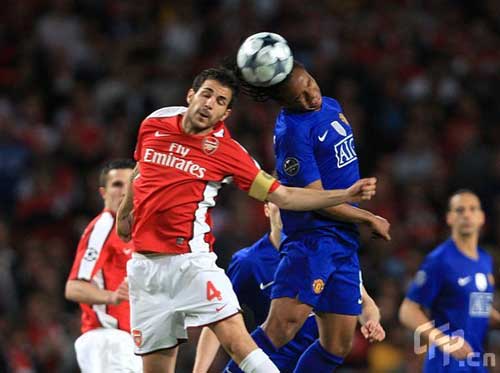 Arsenal's Francesc Fabregas and Manchester United's Oliveira Anderson (R) battle for the ball.