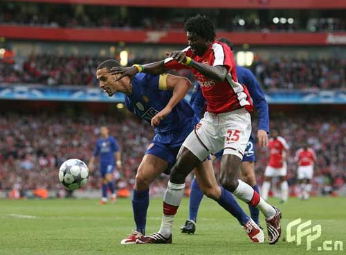 Arsenal's Emmanuel Adebayor (R) and Manchester United's Rio Ferdinand battle for the ball.