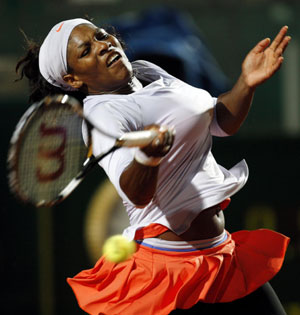 Serena Williams of the U.S. hits a return against Patty Schnyder of Switzerland at the Rome Masters tennis tournament in Rome May 6, 2009. [Xinhua]
