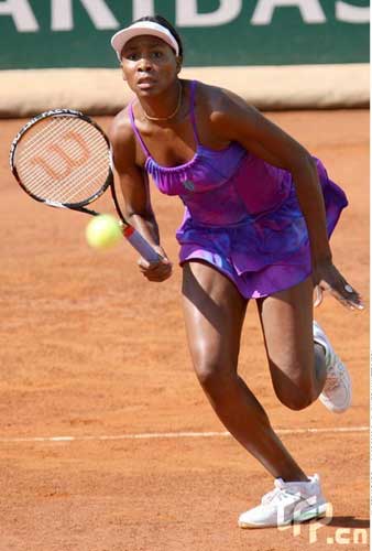 Venus Williams of the United States returns the ball to Czech Republic's Lucie Safarova during their match at the Rome Masters tennis tournament in Rome, ITALY, Monday, May 4, 2009.