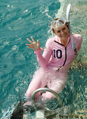 "The Best Job in the World" competition finalist Hailey Turner of Australia poses after snorkelling near Hamilton Island, about 950km (590 miles) north of Brisbane, May 4, 2009. Turner is one of 16 finalists from 15 nations in the tourism promotion competition aimed at attracting visitors to Australia