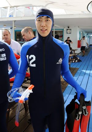 "The Best Job in the World" competition finalist Kim Juweon of South Korea poses after snorkelling near Hamilton Island, about 950km (590 miles) north of Brisbane, May 4, 2009. Kim is one of 16 finalists from 15 nations in the tourism promotion competition aimed at attracting visitors to Australia