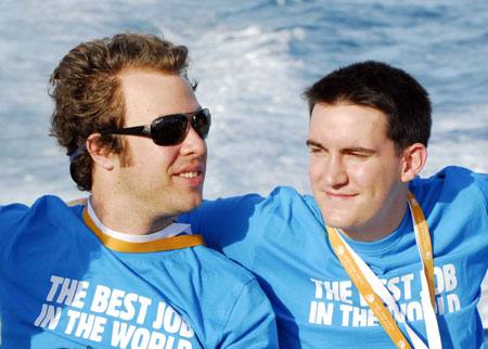 "The Best Job in the World" competition finalists James Hill (L) of Australia and Ben Henry of France are pictured during a snorkelling trip near Hamilton Island, about 950km (590 miles) north of Brisbane, May 4, 2009. Hill and Henry are two of 16 finalists from 15 nations in the tourism promotion competition aimed at attracting visitors to Australia