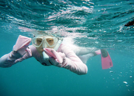 "The Best Job in the World" competition finalist Mieko Kobayashi of Japan snorkels near Hamilton Island, about 950km (590 miles) north of Brisbane, May 4, 2009. Kobayashi is one of 16 finalists from 15 nations in the tourism promotion competition aimed at attracting visitors to Australia