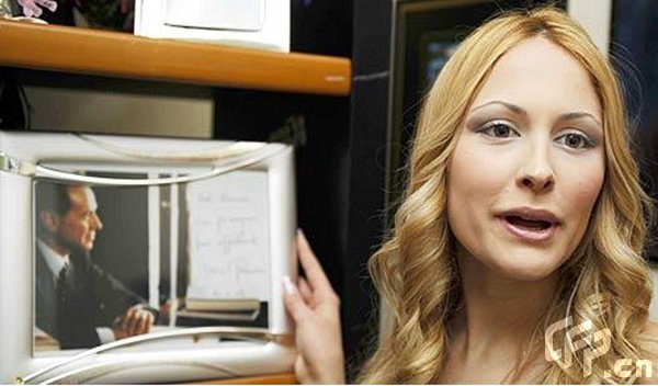 Young Italian aspiring model and TV presenter, Noemi Letizia posing with a photo of Italian Prime Minister Silvio Berlusconi. She has become a household name in Italy after capturing the eye of the Prime Minister Silvio Berlusconi. The P.M., or as Letizia calls him 'Daddy', presented her with a gold necklace for her 18th birthday.[ChinaFotoPress/CFP]