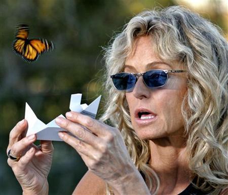 Actress Farrah Fawcett releases a live Monarch butterfly in commemoration of comedian Rodney Dangerfield's one year anniversary death at the comedian's home in West Hollywood, California in this file photo from October 5, 2005.