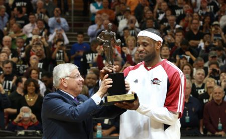 National Basketball Association commissioner David Stern (L) presents Cleveland Cavaliers LeBron James with the league's most valuable player award prior to Game 1 of the NBA Eastern Conference semifinal playoff basketball game against the Atlanta Hawks in Cleveland, Ohio May 5, 2009.[Xinhua/Reuters]