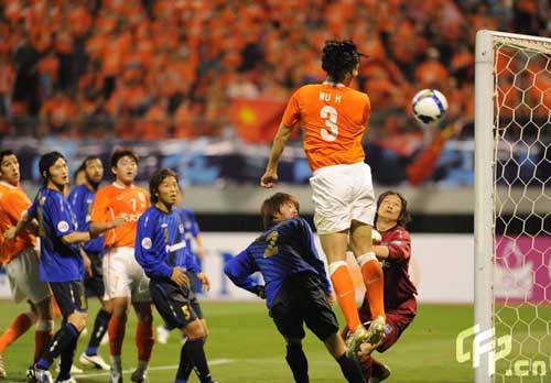 Defending champions Osaka Gamba (blue) edged China's Shandong Luneng 1-0 to keep their 100 percent record intact on Wednesday.