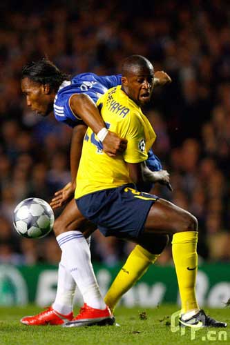 Yaya Toure of Barcelona battles for the ball with Didier Drogba of Chelsea during the UEFA Champions League Semi Final Second Leg match between Chelsea and Barcelona at Stamford Bridge on May 6, 2009 in London, England. 