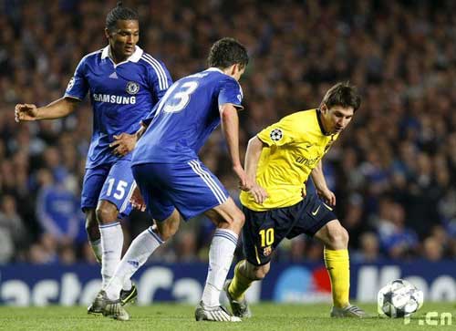 FC Barcelona's Argentinian striker Lionel Messi (R) fights for the ball with Chelsea's players Michael Ballack (C) and French Florent Malouda (L), during thier Champions League second leg semifinal soccer match played at Stamford Bridge stadium on May 6, 2009 in London, England.