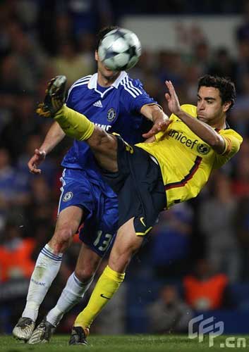 Chelsea's Michael Ballack (L) and Barcelona's Andrews Iniesta in action.