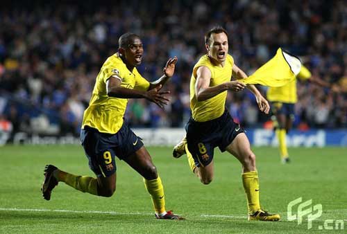 Barcelona's Andres Iniesta (R) celebrates scoring his side's first goal of the game with teammate Samuel Eto'o.