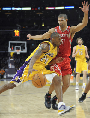 Los Angeles Lakers' Kobe Bryant (L) drives the ball during Game 2 of the NBA Western Conference semi-final basketball playoff game against Houston Rockets in Los Angeles, May 6, 2009. Los Angeles Lakers won 111-98.[Xinhua]