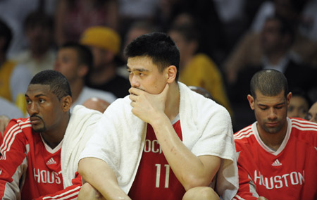 Houston Rockets' Yao Ming (C) watches Game 2 of the NBA Western Conference semi-final basketball playoff game between Houston Rockets and Los Angeles Lakers in Los Angeles, May 6, 2009. Los Angeles Lakers won 111-98.[Xinhua]