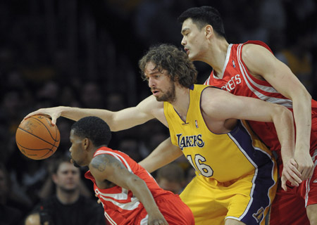 Houston Rockets' Yao Ming (R) defenses Los Angeles Lakers' Pau Gasol during the Game 2 of the NBA Western Conference semi-final basketball playoff game in Los Angeles, May 6, 2009. Los Angeles Lakers won 111-98. [Xinhua]