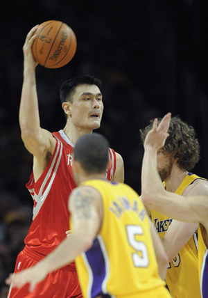 Houston Rockets' Yao Ming (L) tries to pass the ball during Game 2 of the NBA Western Conference semi-final basketball playoff game against Los Angeles Lakers in Los Angeles, May 6, 2009. Los Angeles Lakers won 111-98.