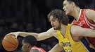 Lakers upset Rockets to tie series 1-1