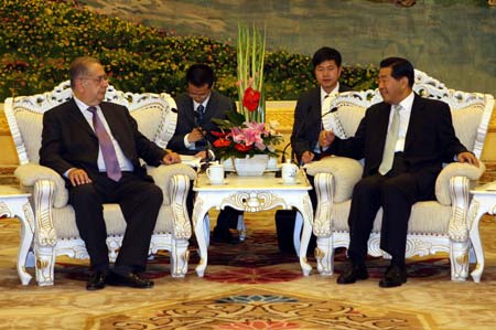  Jia Qinglin (R Front), chairman of the National Committee of the Chinese People's Political Consultative Conference, meets with Jaime Gama (L Front), speaker of Portugal's Assembly of the Republic (Parliament), at the Great Hall of the People in Beijing, capital of China, May 6, 2009. (Xinhua/Yao Dawei) 