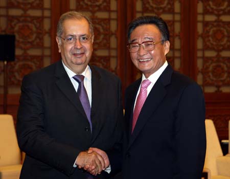 Wu Bangguo (R), chairman of the Standing Committee of the National People's Congress, China's top legislature, meets with Jaime Gama, speaker of Portugal's Assembly of the Republic (Parliament), at the Great Hall of the People in Beijing, capital of China, May 6, 2009. (Xinhua/Yao Dawei) 