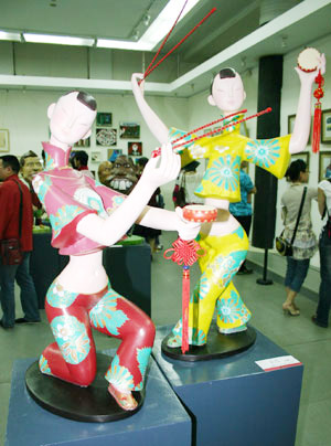 Photo taken on May 6, 2009 shows a sculpture of Red Power in the 2009 Graduates&apos; Works Show of the Art College of the Nanjing Arts Institute, at the Jiangsu Art Gallery in Nanjing, capital of east China&apos;s Jiangsu Province. The exhibited works include oil painting, traditional Chinese painting, calligraphy, ustration, sculpture, reflecting contemporary arts students&apos; aesthetic tendency and craving. [Xinhua/Xun Hai] 
