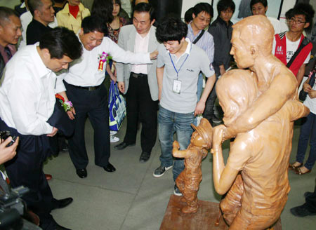 The guests listen to a graduate expounding his idea-structure and procedure of creating his sculpture in the 2009 Graduates' Works Show of the Art College of the Nanjing Arts Institute, at the Jiangsu Art Gallery in Nanjing, capital of east China's Jiangsu Province, May 6, 2009. [Xinhua/Xun Hai]