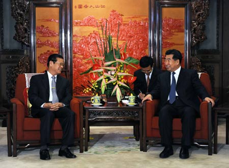 Chinese Vice Premier Hui Liangyu (R) meets with Lao Deputy Prime Minister Somsavat Lengsavad (L) in Beijing, capital of China, May 6, 2009. (Xinhua/Li Tao)