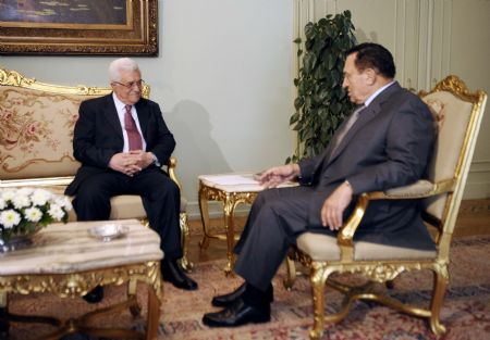 Egyptian President Hosni Mubarak (R) meets with President of the Palestinian National Authority Mahmoud Abbas in Cairo, May 6, 2009. (Xinhua/Zhang Ning)