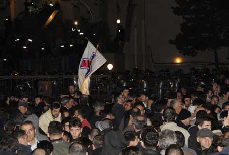 Georgian opposition supporters gather to block a main police building in Tbilisi, caital of Georgia, May 6, 2009. Opposition protesters clashed with police here Wedneday as political tensions mounted. (Xinhua/Guo Qun)