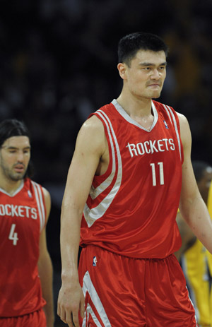 Houston Rockets' Yao Ming (R) reacts during Game 2 of the NBA Western Conference semi-final basketball playoff game against Los Angeles Lakers in Los Angeles, May 6, 2009. Los Angeles Lakers won 111-98.