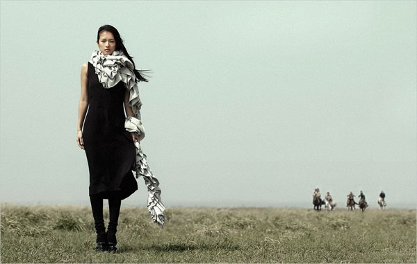A group of photos was released recently showing actress Zhang Ziyi on grassland in Inner Mongolia last year. The photos were shot by acclaimed American photographer Yu Tsai.