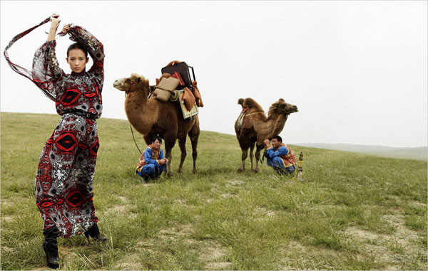 A group of photos was released recently showing actress Zhang Ziyi on grassland in Inner Mongolia last year. The photos were shot by acclaimed American photographer Yu Tsai.