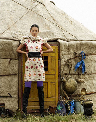 A group of photos was released recently showing actress Zhang Ziyi on grassland in Inner Mongolia last year. The photos were shot by acclaimed American photographer Yu Tsai.