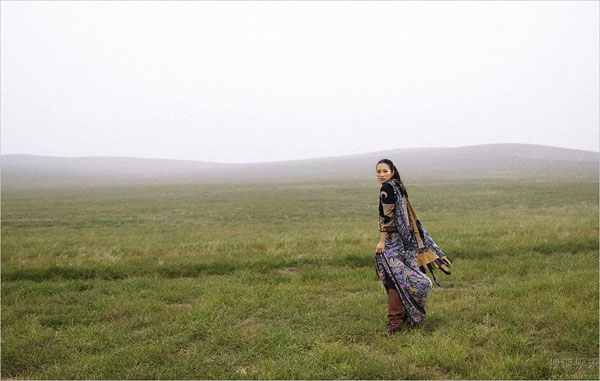 A group of photos was released recently showing actress Zhang Ziyi on grassland in Inner Mongolia last year. The photos were shot by acclaimed American photographer Yu Tsai.