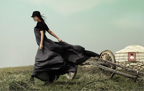 A group of photos was released recently showing actress Zhang Ziyi on grassland in Inner Mongolia last year. The photos were shot by acclaimed American photographer Yu Tsai.