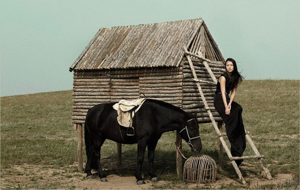 A group of photos was released recently showing actress Zhang Ziyi on grassland in Inner Mongolia last year. The photos were shot by acclaimed American photographer Yu Tsai.