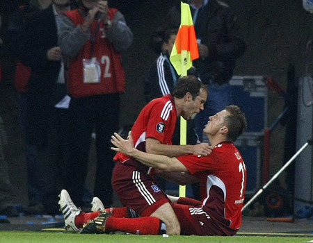 Hamburg SV's Ivica Olic and Piotr Trochowski (L) celebrate Olic's goal against Werder Bremen during their UEFA Cup semi-final second leg soccer match in Hamburg May 7, 2009. [Xinhua/Reuters]