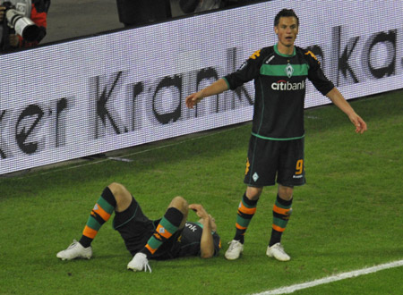 Bremen's Claudio Pizarro (L) and Markus Rosenberg react following a disallowed goal against HSV Hamburg during their UEFA Cup soccer semi-final second leg match in Hamburg May 7, 2009.[Xinhua/Reuters]