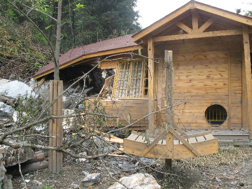 File photo shows a panda enclosure was severely damaged at the Wolong reserve due to the devastating earthquake. [China.org.cn] 