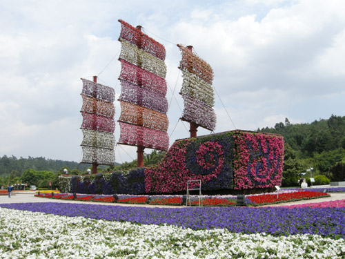 A flower ship stands inside the entrance to the garden, which was presented by the Hong Kong government. [Photo: CRIENGLISH.com]