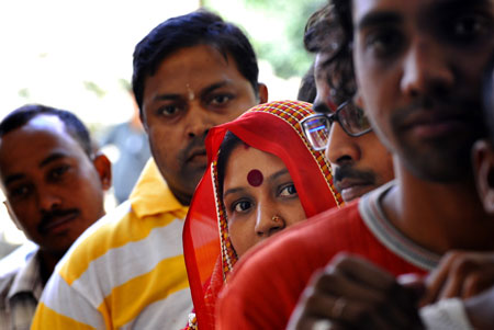 Voters wait to cast ballot in the fourth phase of the Indian general elections at a polling station in New Delhi, capital of India, May 7, 2009. (Xinhua/Wang Ye)