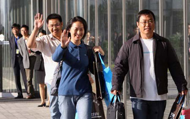 Several Chinese passengers from the Mexico City-Shanghai flight AM098, where a Mexican man was confirmed to be infected with influenza A/H1N1, walk out of the hotel as the quarantine ends in Shanghai, east China, May 7, 2009. Chinese health authorities on Thursday started lifting a seven-day quarantine on passengers who took the same flight with the Mexican man.[