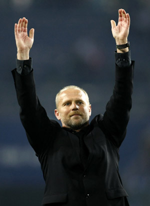 Werder Bremen's coach Thomas Schaaf celebrates victory against Hamburg SV during their UEFA Cup semi-final soccer match in Hamburg May 7, 2009. (Xinhua/Reuters Photo)