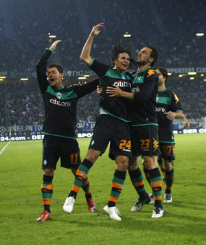 Werder Bremen's Mesut Oezil (L), Claudio Pizarro (C) and Hugo Almeida celebrate a goal against Hamburg SV during their UEFA Cup semi-final return soccer match in Hamburg May 7, 2009.(Xinhua/Reuters Photo)